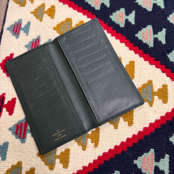 LOUIS VUITTON
Taiga Porte-Chequier Cartes Credit
Wallet - Picture 1 of 12